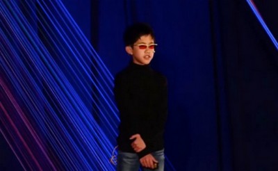 赤いレンズのメガネをかけている